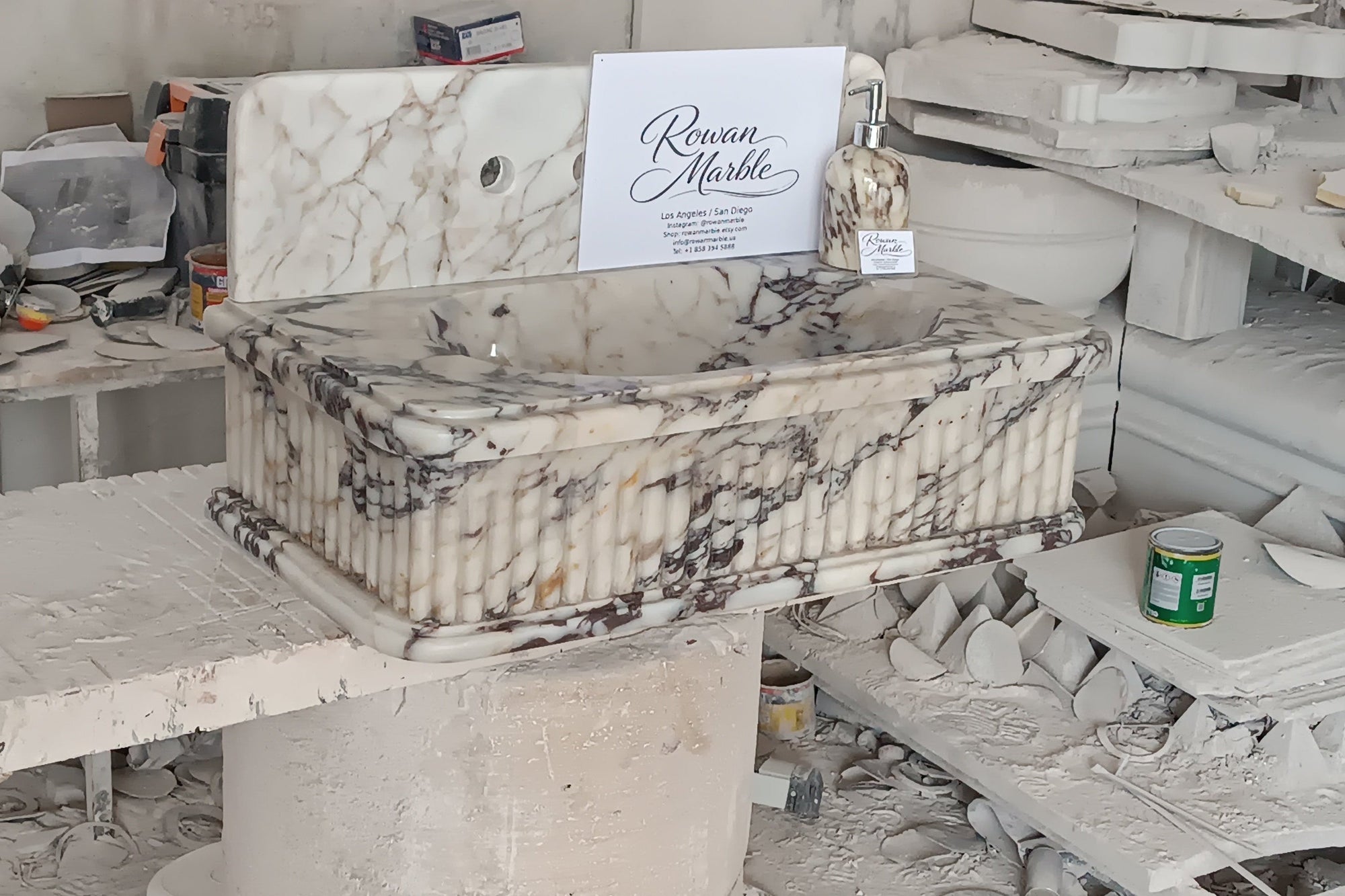 24’’ Calacatta Double Fluted Marble Sink – Wall Mounted Floating Vanity