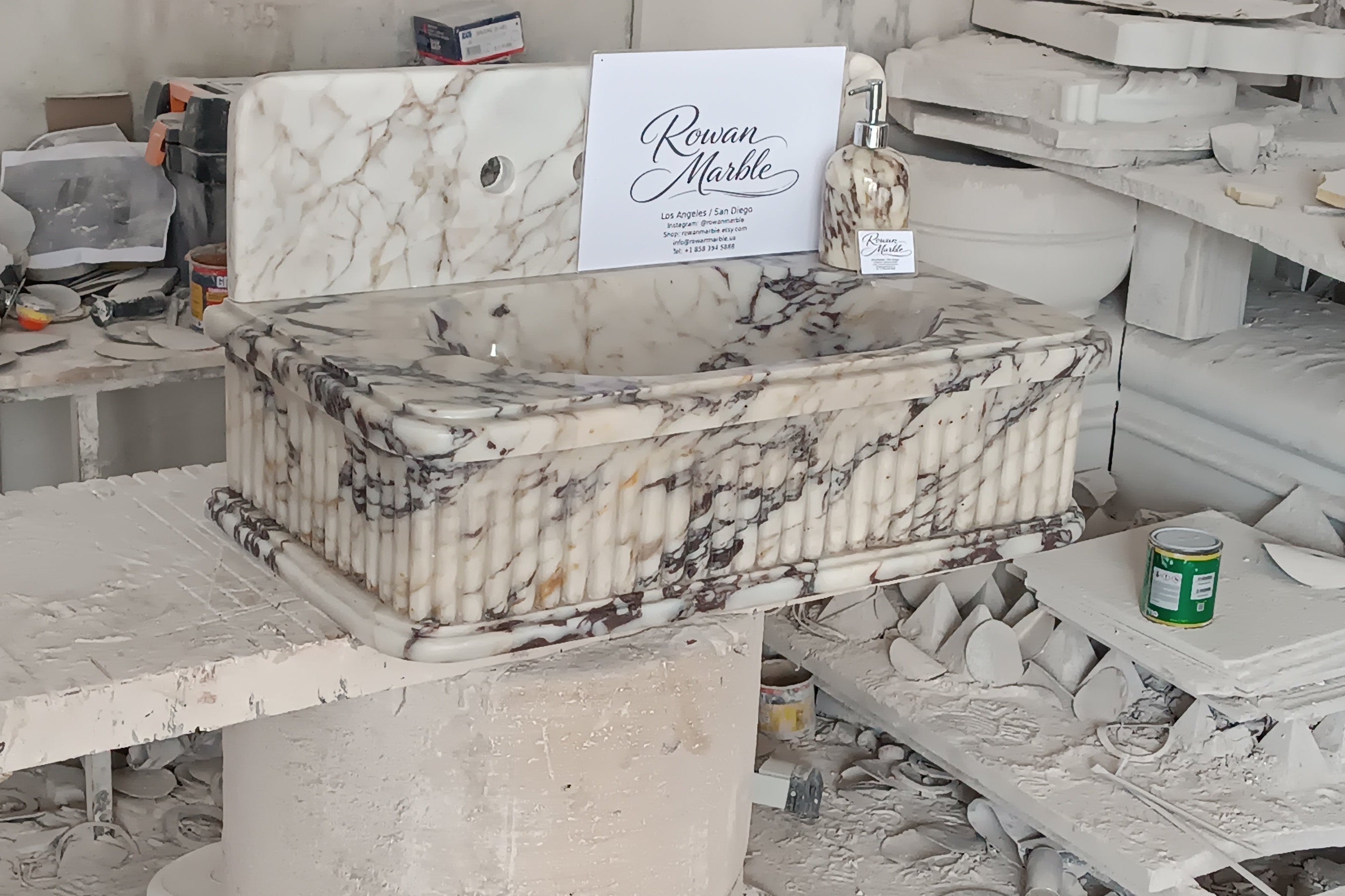 24’’ Calacatta Double Fluted Marble Sink – Wall Mounted Floating Vanity