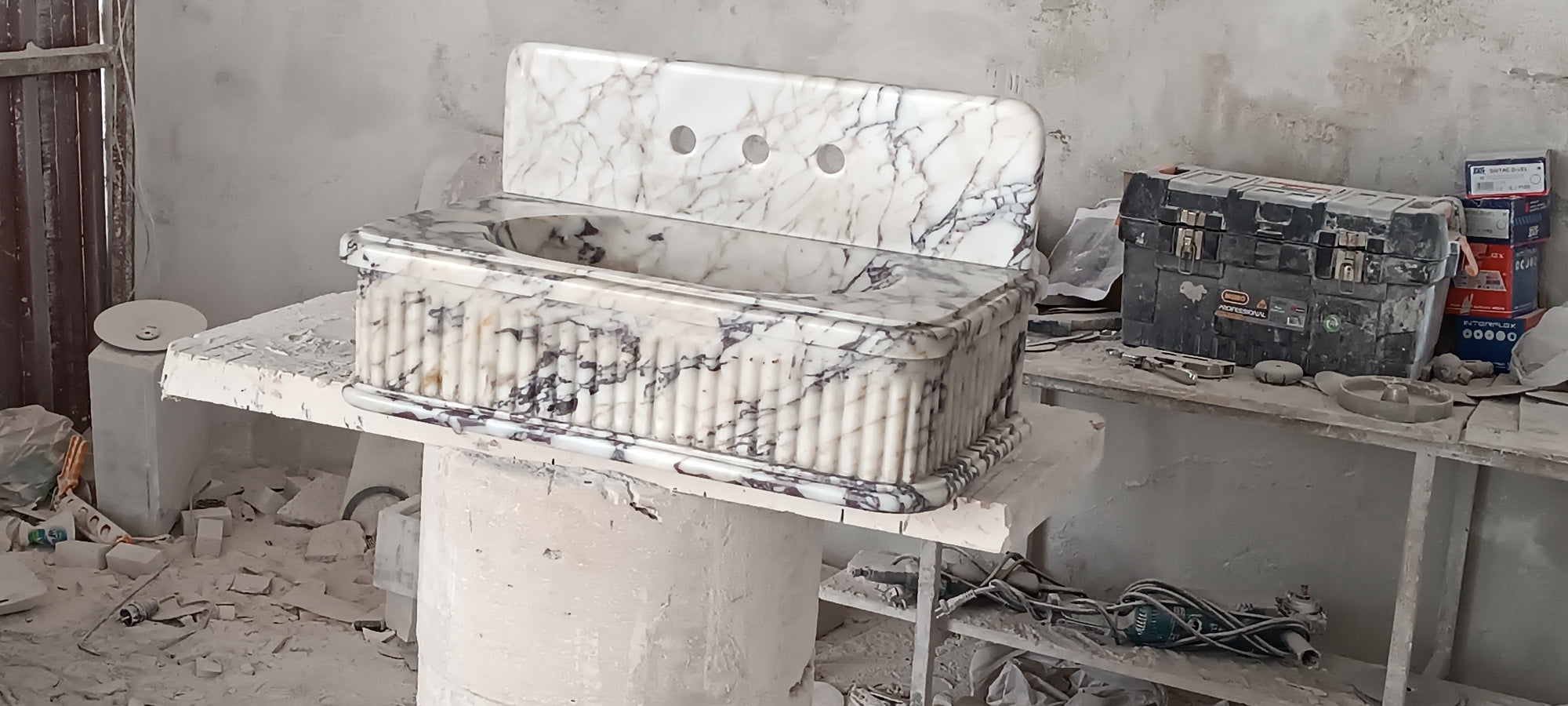 24’’ Calacatta Double Fluted Marble Sink – Wall Mounted Floating Vanity