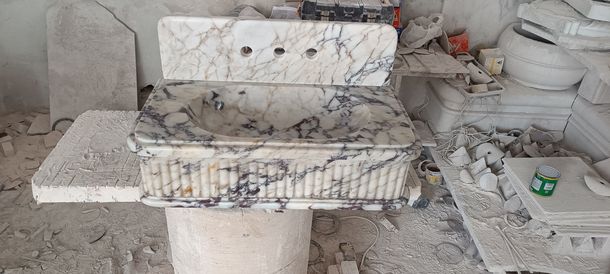 24’’ Calacatta Double Fluted Marble Sink – Wall Mounted Floating Vanity