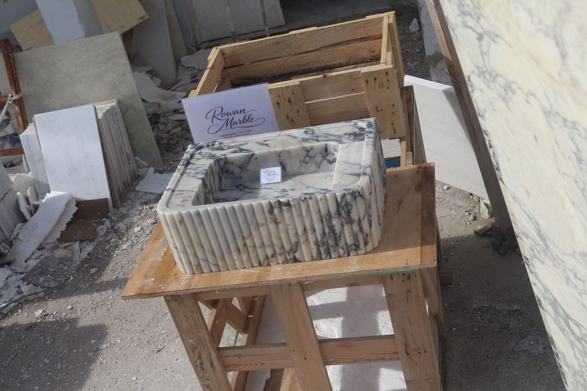 24’’ Calacatta Fluted Marble Sink