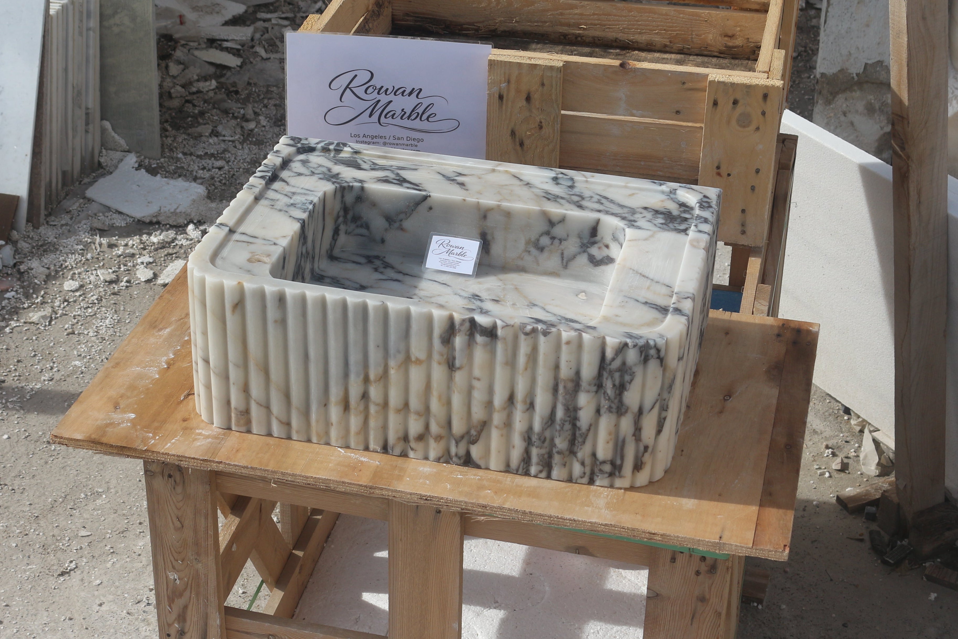 24’’ Calacatta Fluted Marble Sink