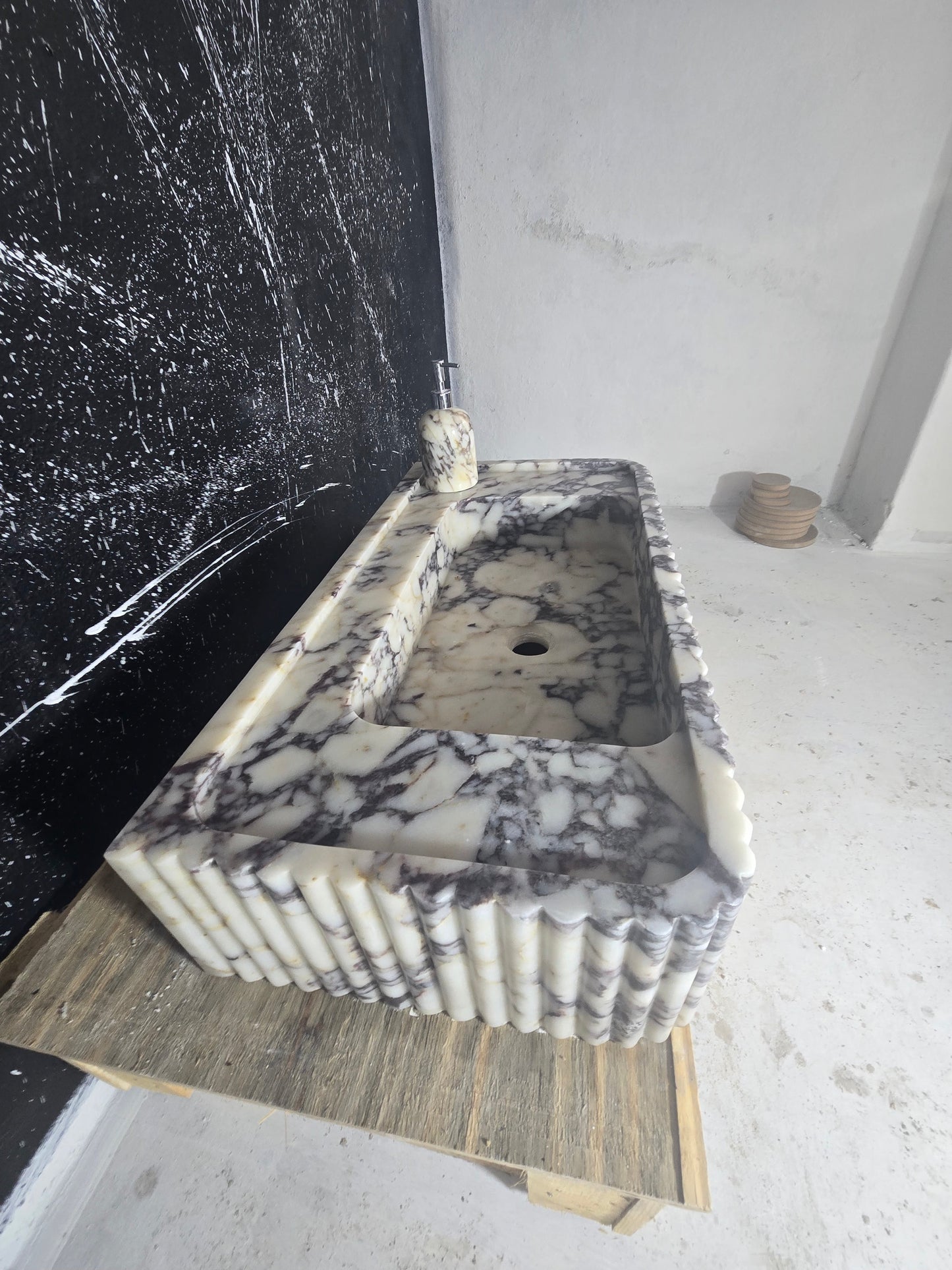 30’’ Calacatta Viola Fluted Marble Sink – Wall Mounted Floating Vanity – Luxury Bathroom Sink Handmade