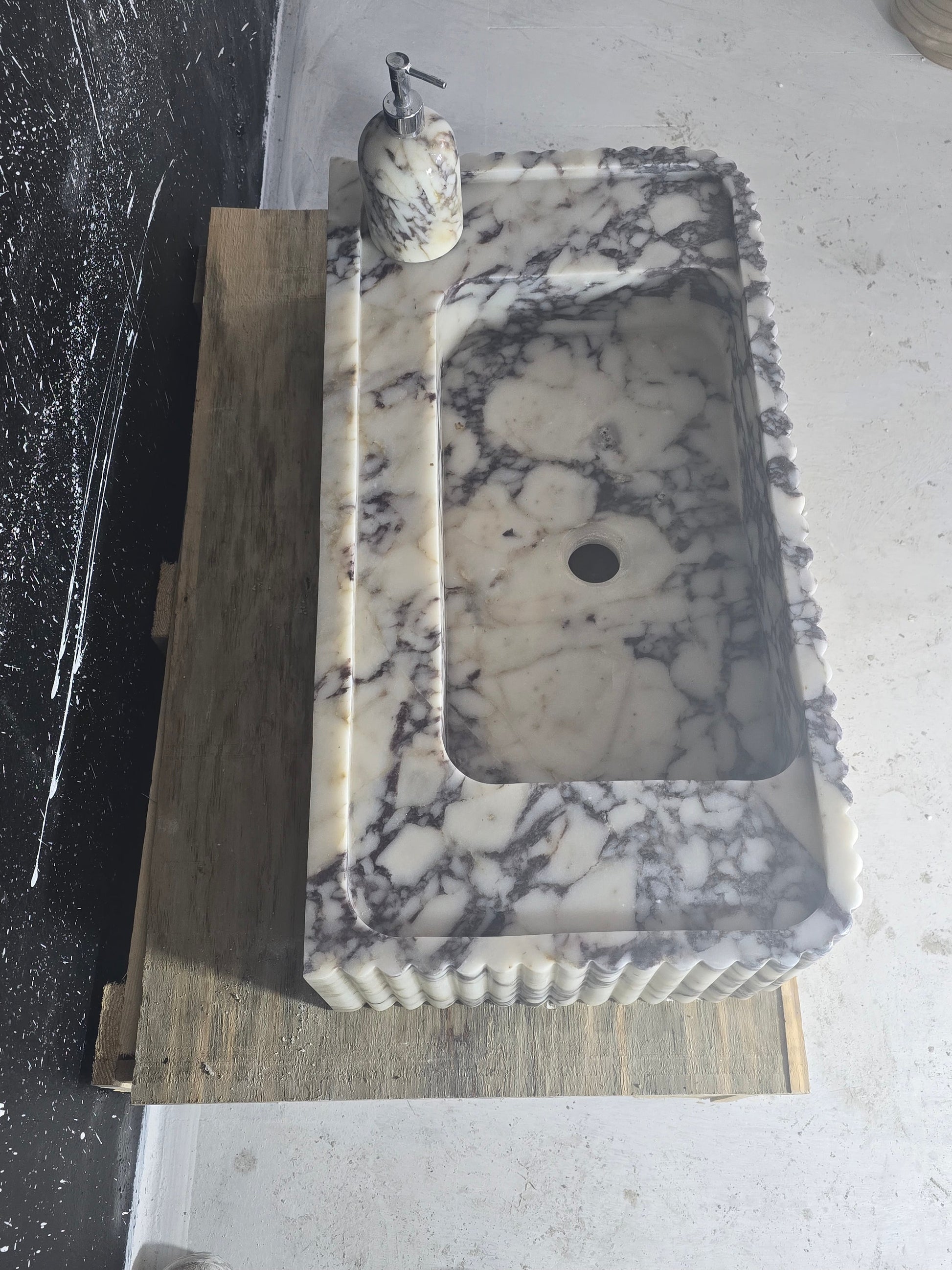 30’’ Calacatta Viola Fluted Marble Sink – Wall Mounted Floating Vanity – Luxury Bathroom Sink Handmade