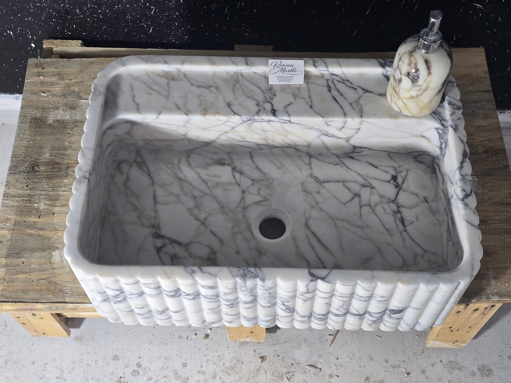 Calacatta Marble Sink 24’’ – Wall Mounted Floating Vanity – Luxury Bathroom Sink Handmade
