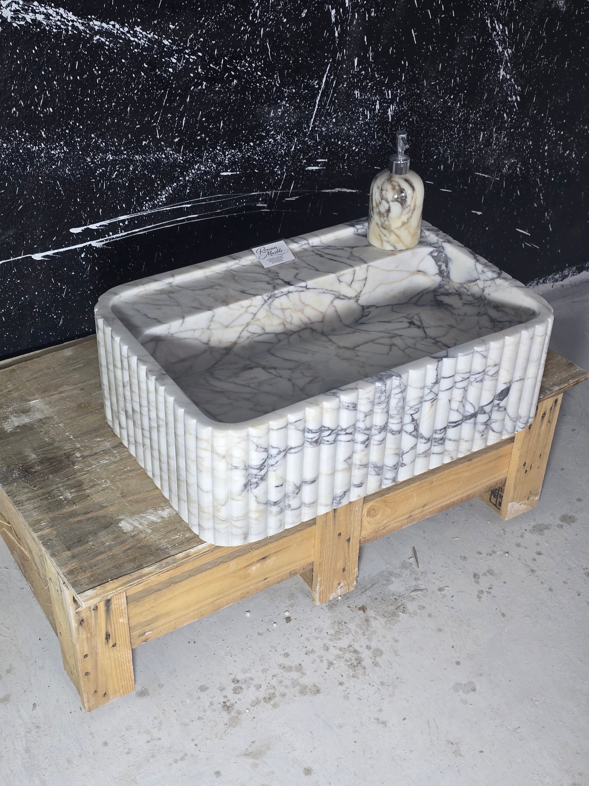 Calacatta Marble Sink 24’’ – Wall Mounted Floating Vanity – Luxury Bathroom Sink Handmade