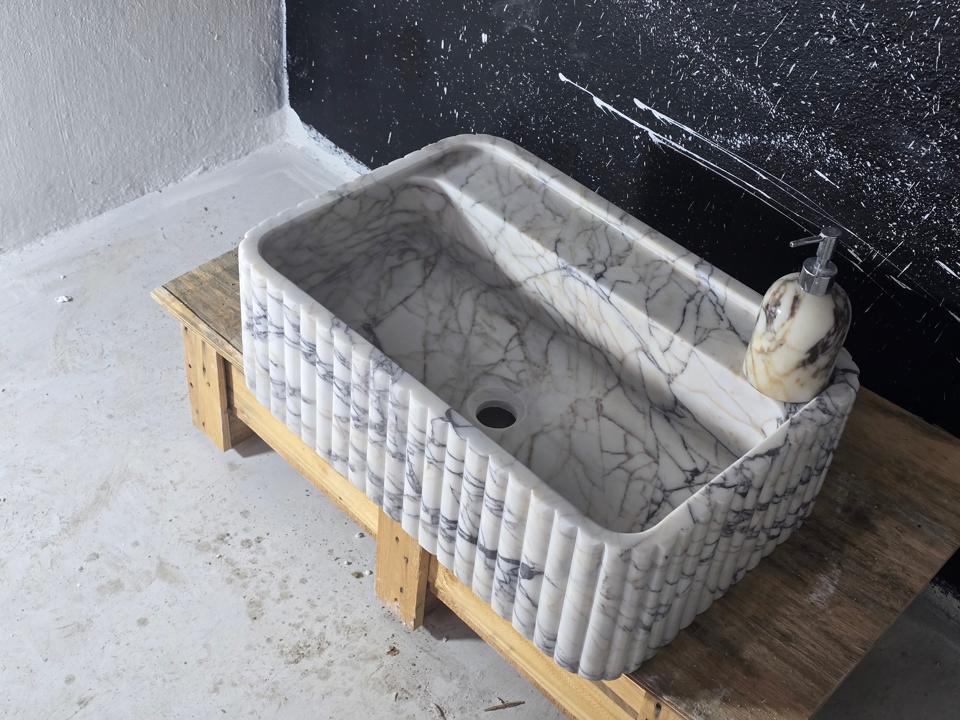 Calacatta Marble Sink 24’’ – Wall Mounted Floating Vanity – Luxury Bathroom Sink Handmade
