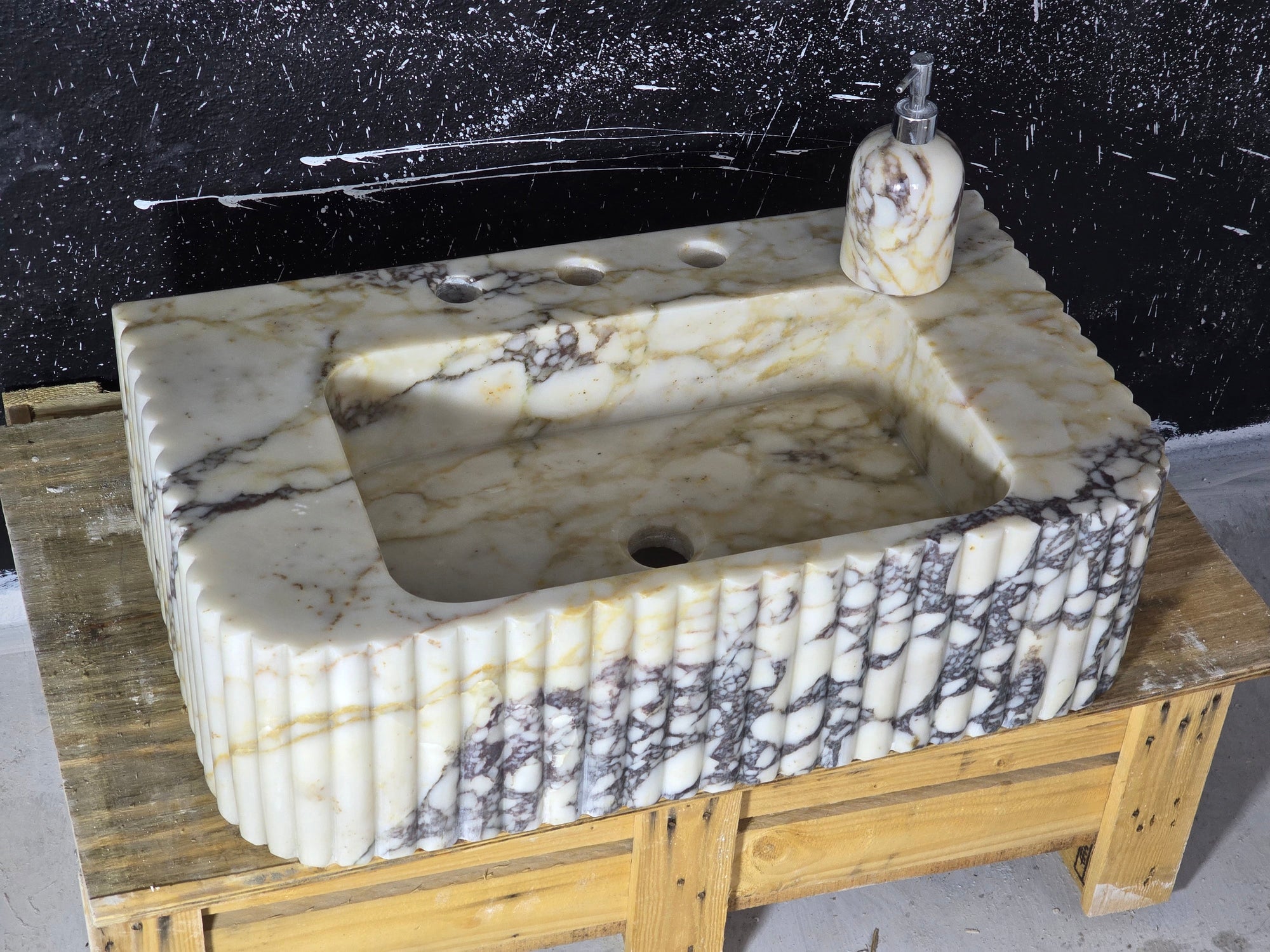 Calacatta Viola Fluted Marble Sink 24’’ – Wall Mounted Floating Vanity – Luxury Bathroom Sink Handmade