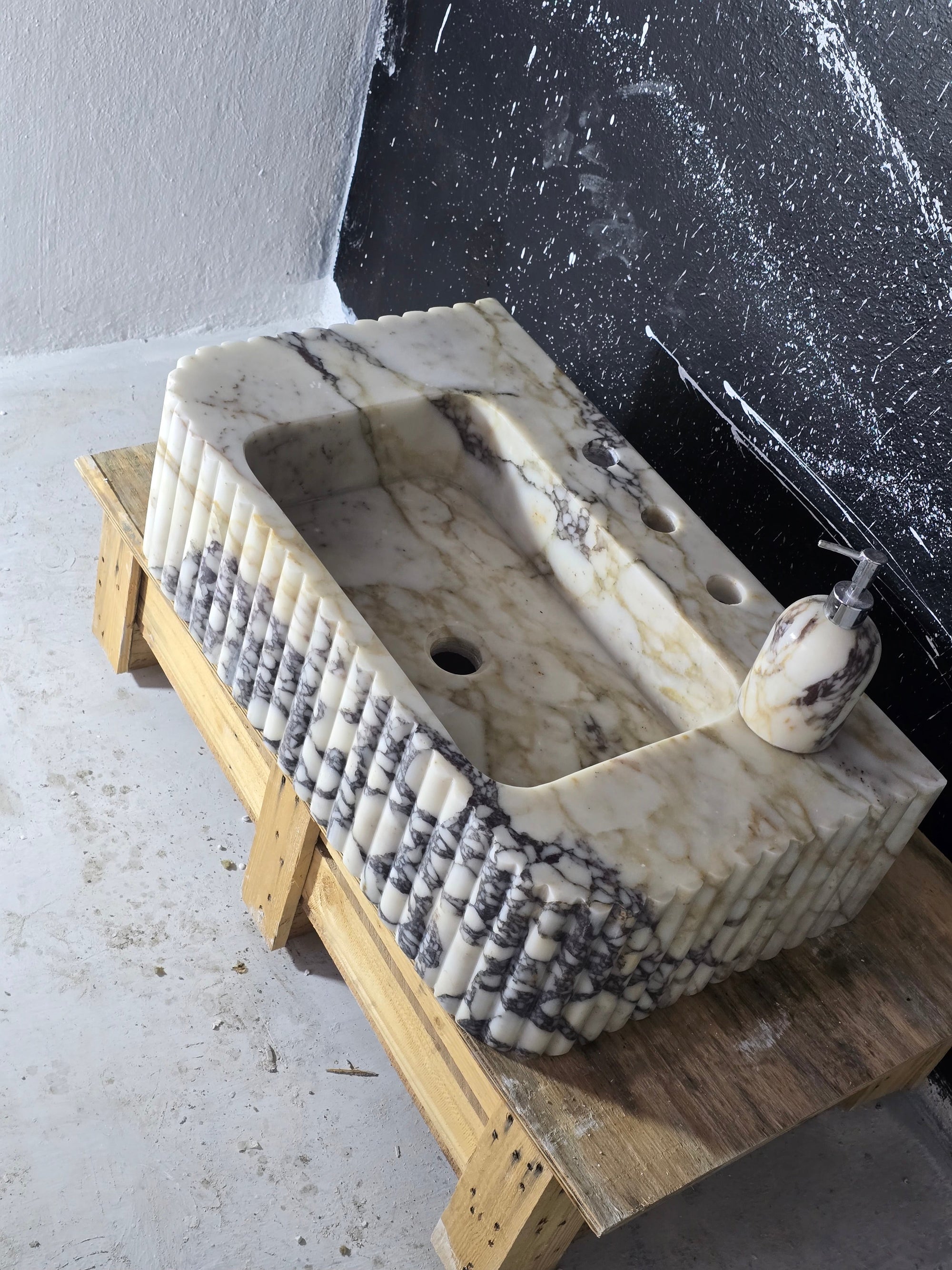 Calacatta Viola Fluted Marble Sink 24’’ – Wall Mounted Floating Vanity – Luxury Bathroom Sink Handmade